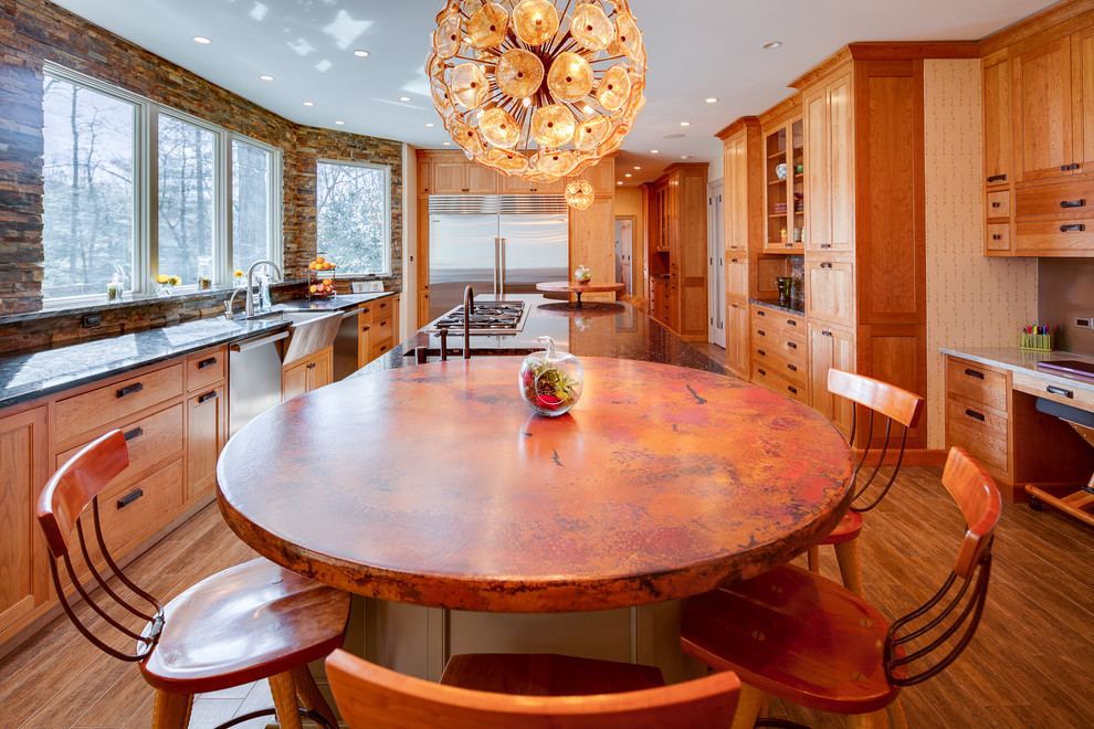 Exempel på ett stort klassiskt linjärt kök och matrum, med en rustik diskho, luckor med infälld panel, skåp i mellenmörkt trä, granitbänkskiva, brunt stänkskydd, stänkskydd i stickkakel, rostfria vitvaror, mörkt trägolv och en köksö