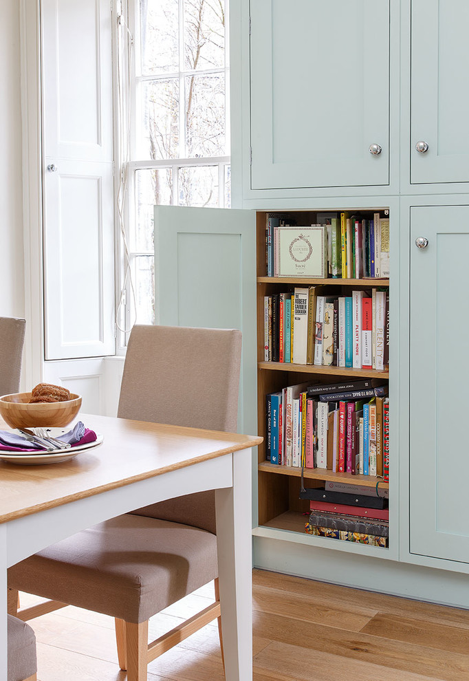 Landhausstil Wohnküche in L-Form mit Schrankfronten im Shaker-Stil, blauen Schränken, Küchenrückwand in Blau, Rückwand aus Mosaikfliesen, hellem Holzboden und Kücheninsel in Edinburgh