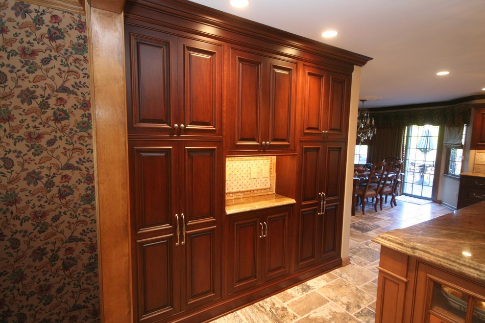 Example of an ornate kitchen design in Orange County