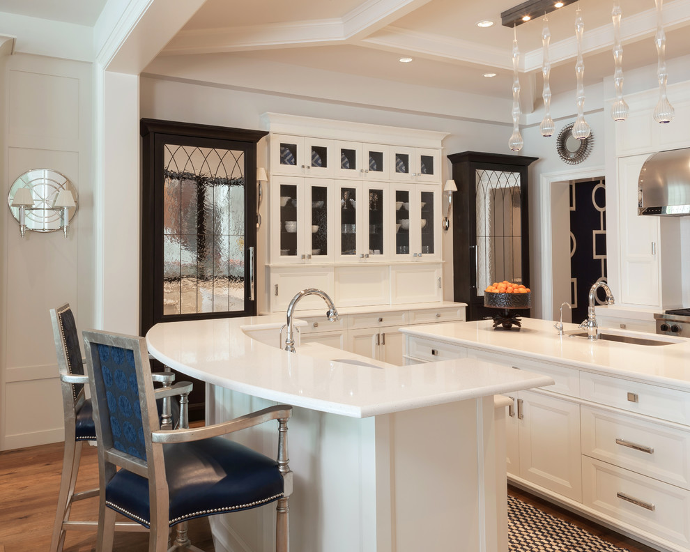 Imagen de cocina contemporánea con fregadero bajoencimera, armarios con paneles empotrados, puertas de armario blancas y electrodomésticos de acero inoxidable