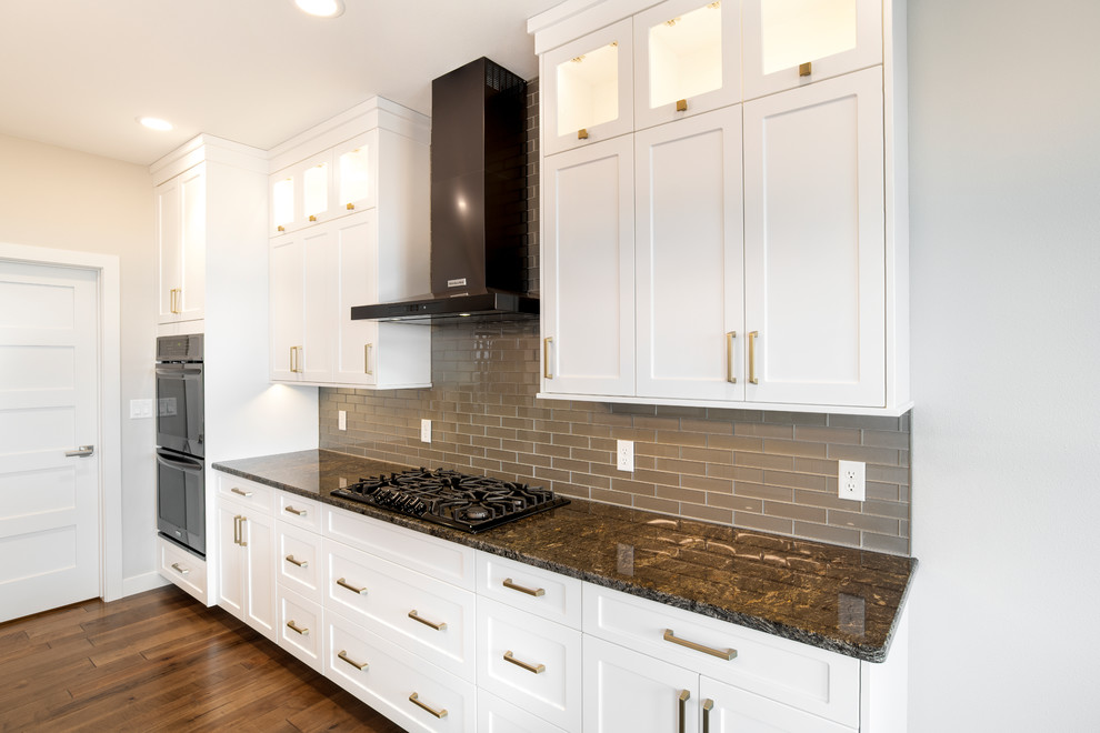 Photo inspiration: Picture Idea: Beautiful Contemporary Kitchen W Dark Granite Countertops And Modern