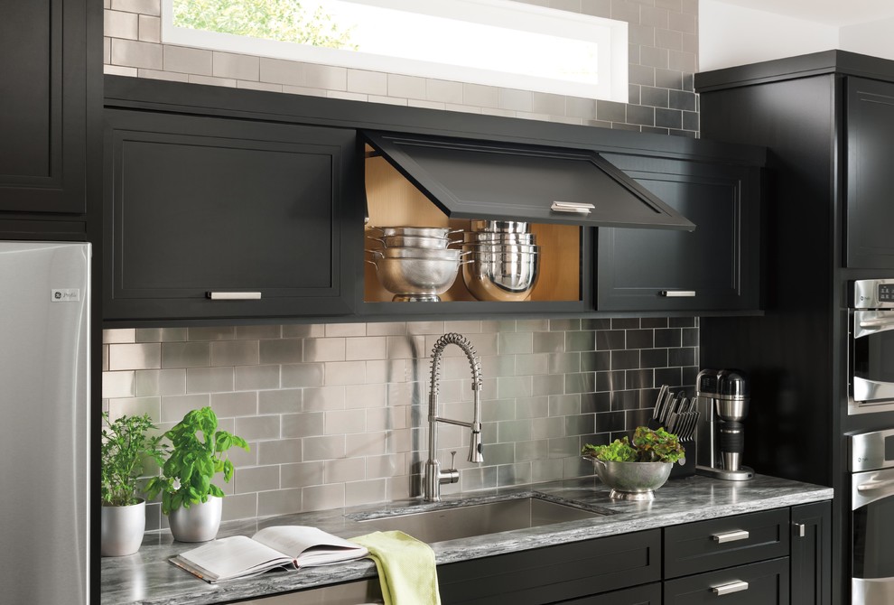 Inredning av ett modernt mellanstort linjärt kök och matrum, med luckor med infälld panel, svarta skåp, bänkskiva i koppar, stänkskydd med metallisk yta, stänkskydd i metallkakel, rostfria vitvaror och en köksö