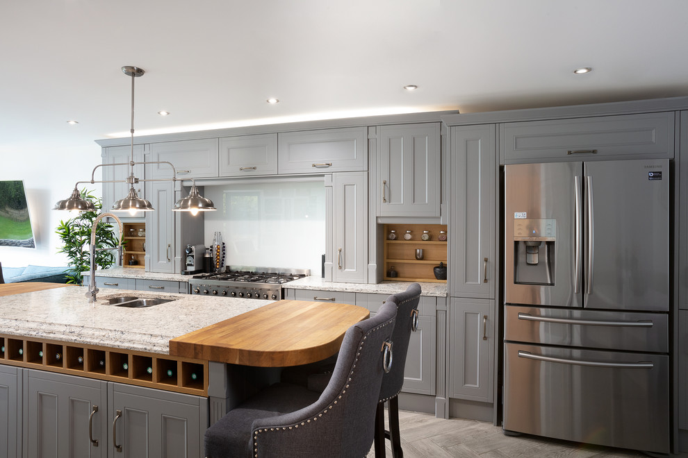 Идея дизайна: прямая кухня-гостиная среднего размера в современном стиле с серыми фасадами, серым фартуком и островом