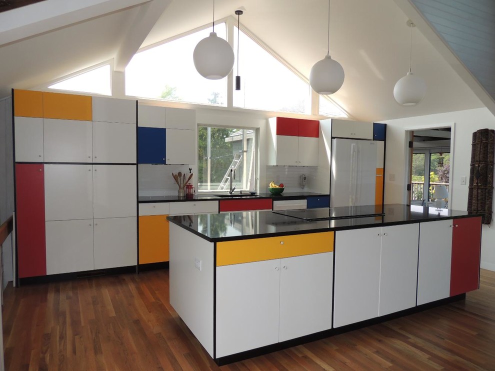 Exemple d'une cuisine parallèle moderne de taille moyenne avec un placard à porte plane, une crédence blanche, un électroménager blanc et îlot.