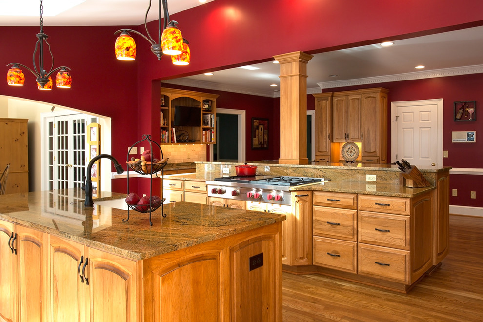 Große Klassische Wohnküche mit hellen Holzschränken, Granit-Arbeitsplatte, Küchengeräten aus Edelstahl und hellem Holzboden in Richmond
