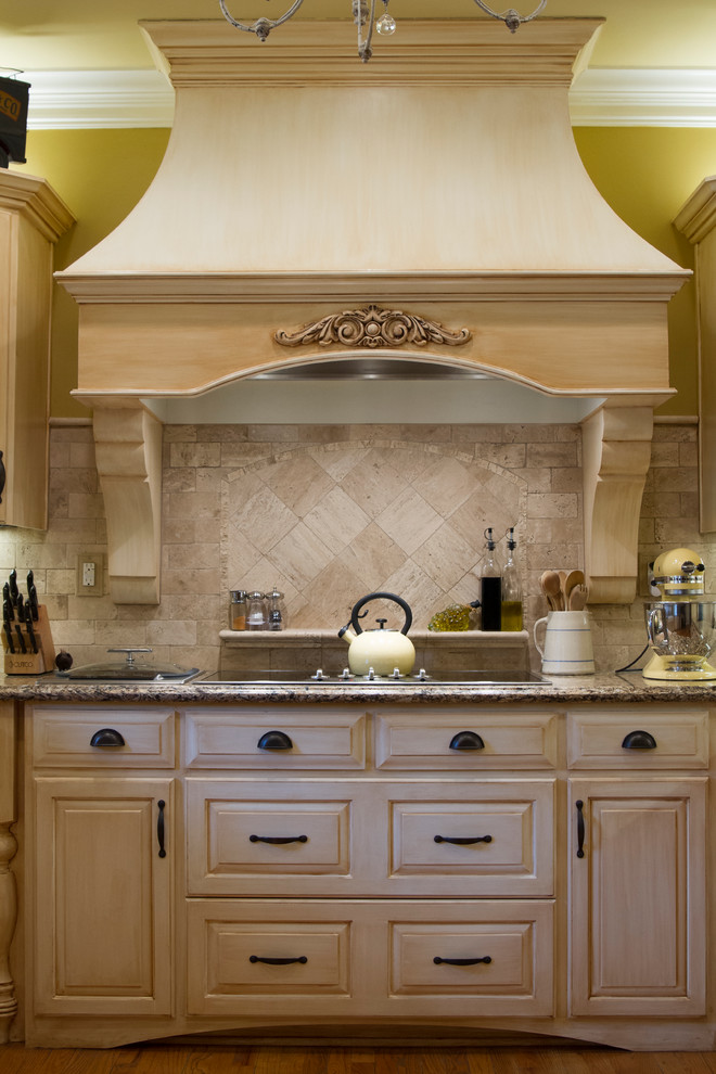 Foto på ett lantligt u-kök, med en rustik diskho, luckor med upphöjd panel, stänkskydd i stenkakel, rostfria vitvaror, ljust trägolv och en halv köksö