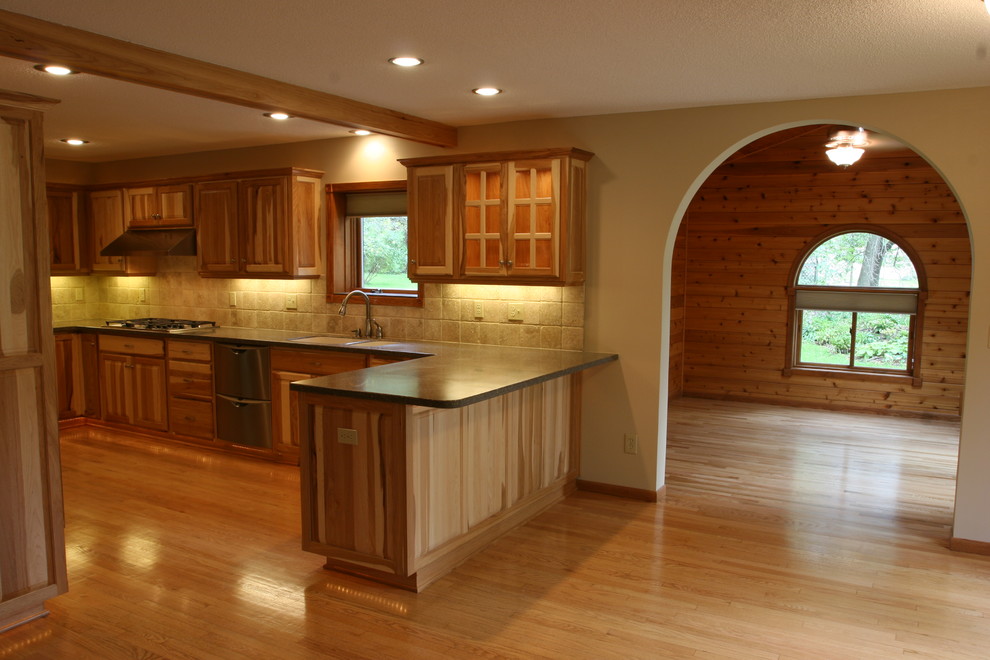Immagine di una cucina contemporanea con lavello sottopiano, ante con bugna sagomata e top in superficie solida