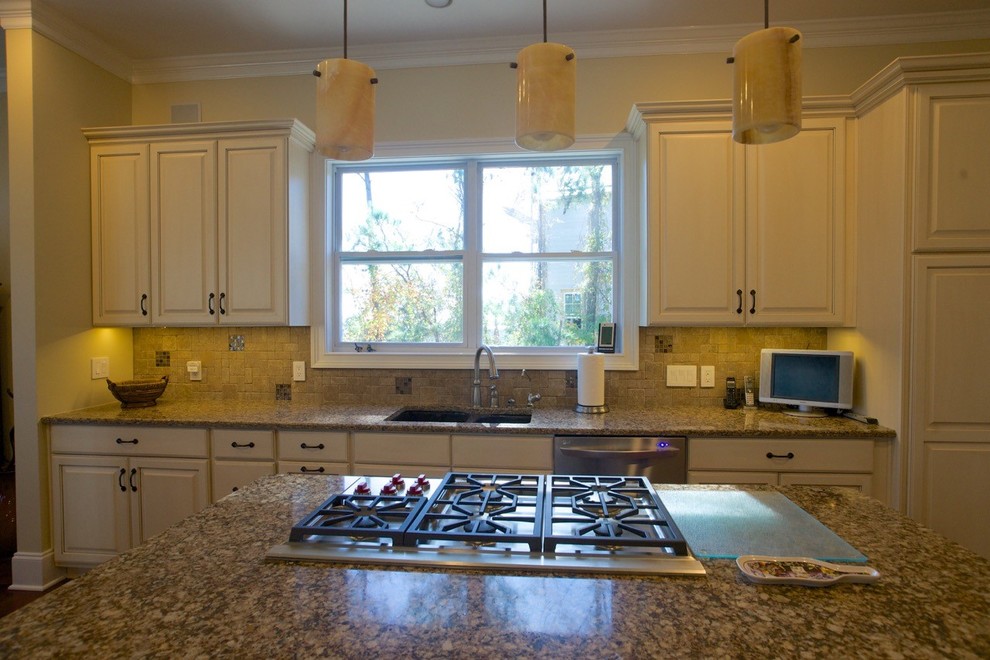 Große Moderne Wohnküche in U-Form mit Doppelwaschbecken, Küchengeräten aus Edelstahl und zwei Kücheninseln in Charleston