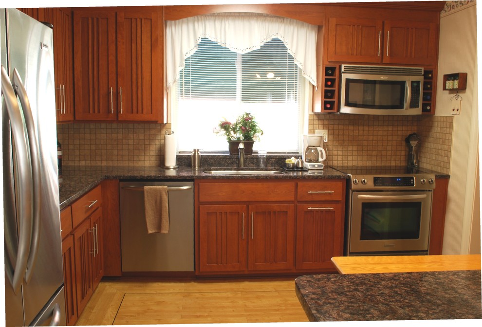 Exempel på ett mellanstort modernt kök, med en undermonterad diskho, granitbänkskiva och rostfria vitvaror