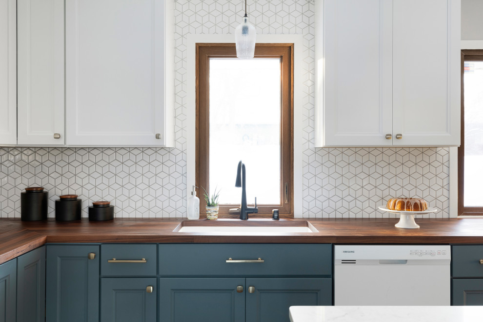 Immagine di una grande cucina chic con ante lisce, ante blu, top in legno, paraspruzzi bianco, paraspruzzi con piastrelle a mosaico, elettrodomestici bianchi e top marrone