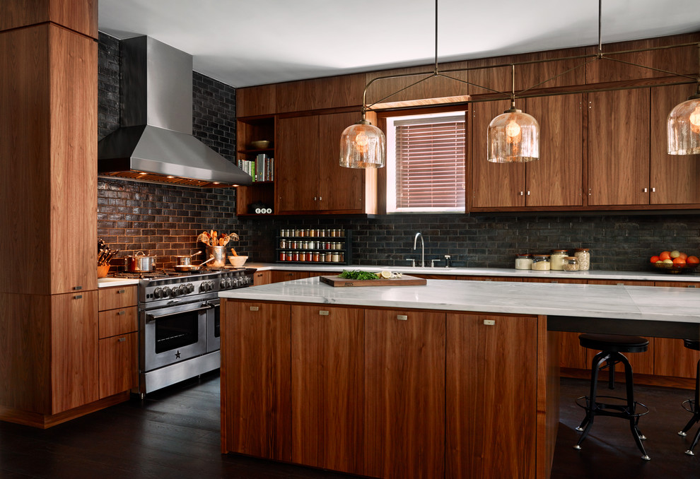 Cette image montre une grande cuisine ouverte linéaire design en bois brun avec un électroménager en acier inoxydable et îlot.