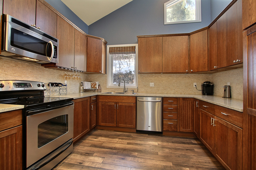 Esempio di una cucina minimal con ante lisce, ante in legno chiaro, top in granito, paraspruzzi bianco e elettrodomestici in acciaio inossidabile