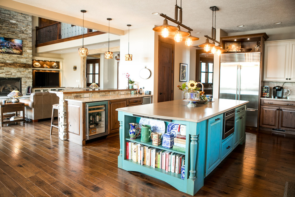 インディアナポリスにある高級な広いサンタフェスタイルのおしゃれなキッチン (ターコイズのキャビネット、珪岩カウンター、シルバーの調理設備) の写真