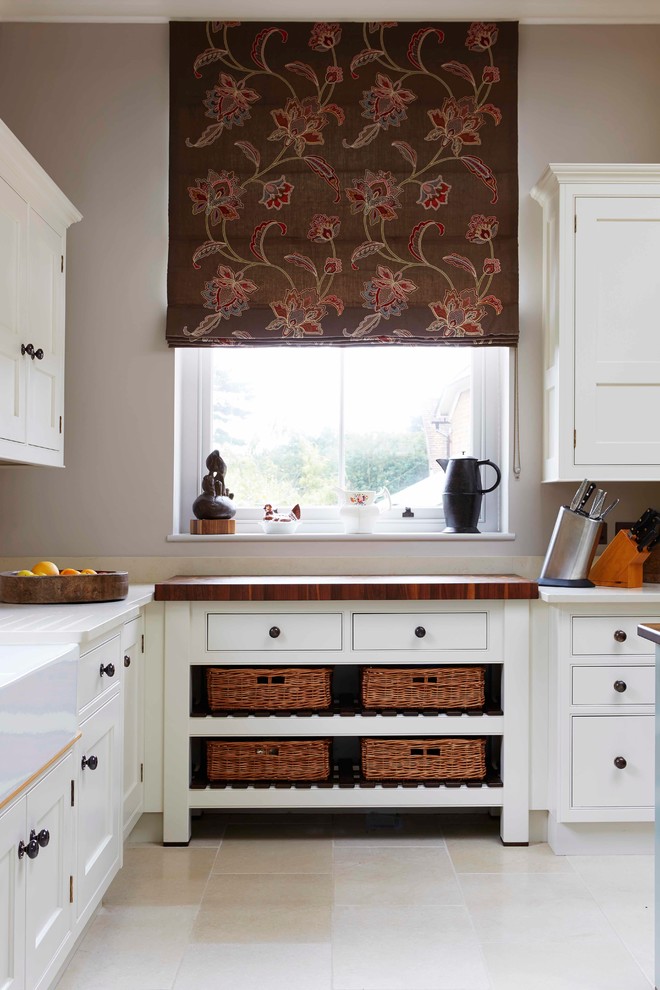 Foto de cocina clásica grande con armarios con paneles empotrados, puertas de armario blancas, encimera de madera, suelo de baldosas de porcelana y una isla