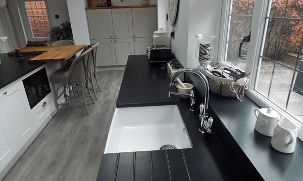 Example of a classic kitchen design in Manchester