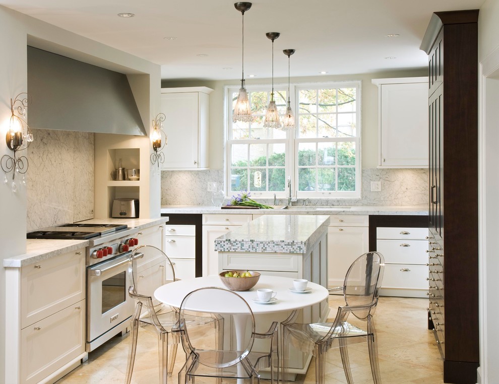 Klassische Küche mit Schrankfronten mit vertiefter Füllung, weißen Schränken, Küchenrückwand in Weiß und Küchengeräten aus Edelstahl in Ottawa