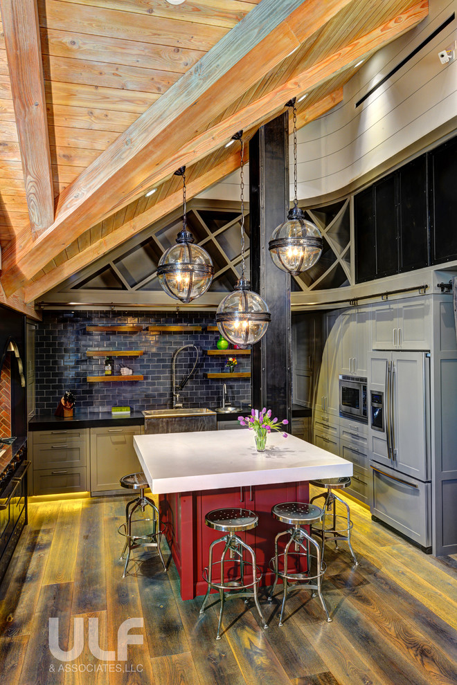 Rustik inredning av ett mellanstort kök, med en rustik diskho, luckor med infälld panel, gröna skåp, bänkskiva i koppar, grått stänkskydd, stänkskydd i tunnelbanekakel, integrerade vitvaror, mörkt trägolv och en köksö