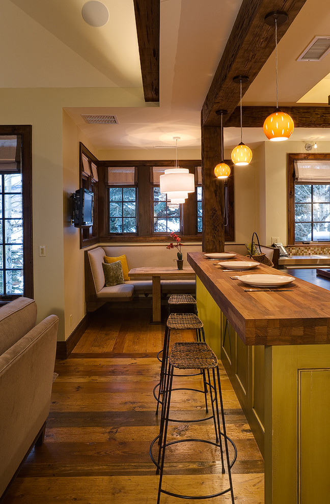 Свежая идея для дизайна: кухня в стиле рустика с деревянной столешницей и шторами на окнах - отличное фото интерьера
