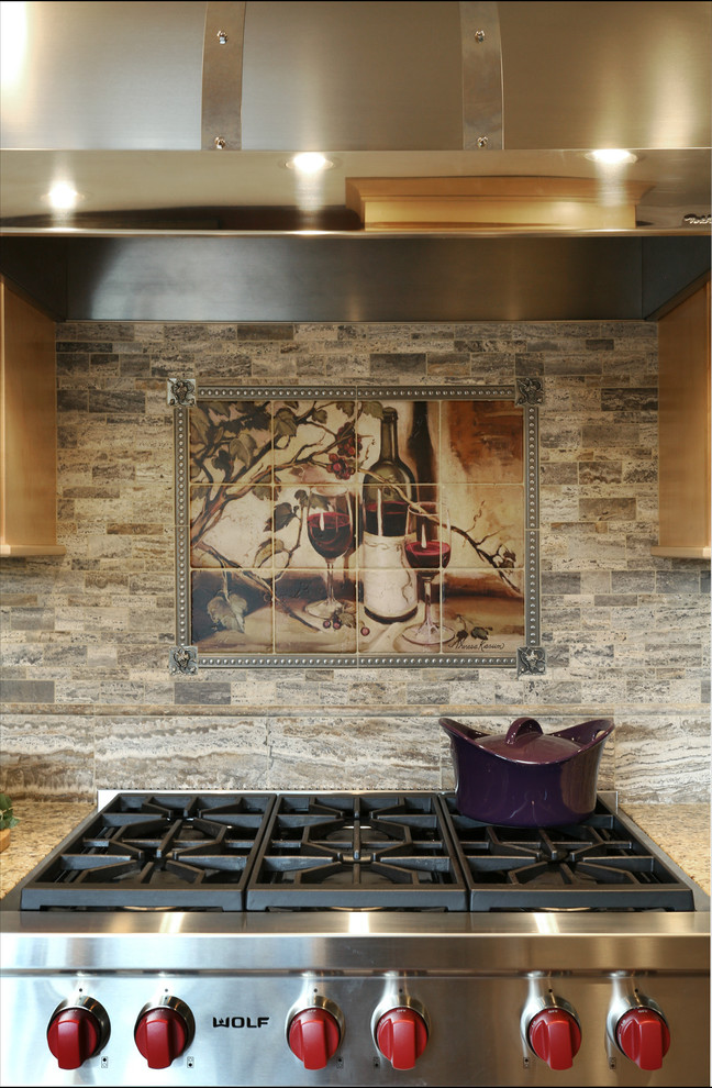 Bild på ett mellanstort vintage kök och matrum, med en undermonterad diskho, luckor med upphöjd panel, skåp i ljust trä, granitbänkskiva, beige stänkskydd, stänkskydd i stenkakel, rostfria vitvaror och mellanmörkt trägolv