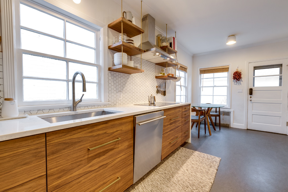 Idéer för att renovera ett litet funkis vit linjärt vitt kök och matrum, med en undermonterad diskho, släta luckor, skåp i mörkt trä, bänkskiva i betong, vitt stänkskydd, stänkskydd i keramik, rostfria vitvaror, betonggolv och grått golv