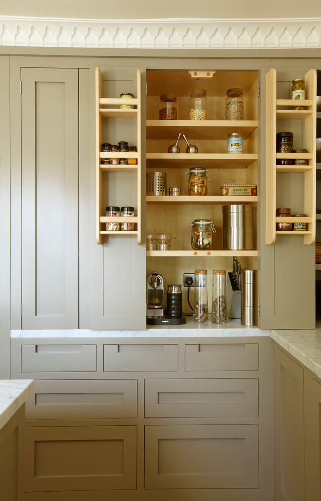 Foto di una cucina contemporanea di medie dimensioni con ante in stile shaker, top in marmo, elettrodomestici in acciaio inossidabile e pavimento in legno massello medio