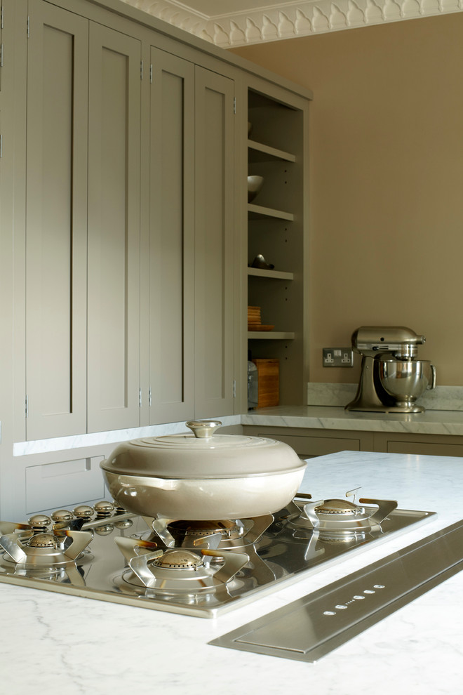 Diseño de cocinas en L contemporánea de tamaño medio abierta con armarios estilo shaker, encimera de mármol, electrodomésticos de acero inoxidable, suelo de madera en tonos medios y una isla