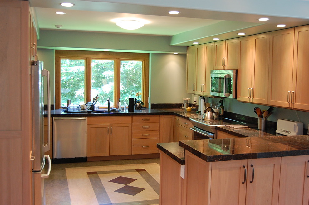 ボストンにあるトラディショナルスタイルのおしゃれなキッチン (アンダーカウンターシンク、シェーカースタイル扉のキャビネット、タイルカウンター、石タイルのキッチンパネル、シルバーの調理設備、リノリウムの床) の写真