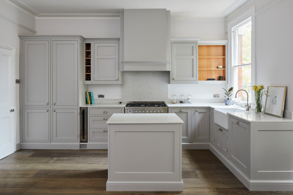 Foto på ett litet funkis grå kök, med en rustik diskho, skåp i shakerstil, grå skåp, granitbänkskiva, grått stänkskydd, integrerade vitvaror, mörkt trägolv, en köksö och brunt golv