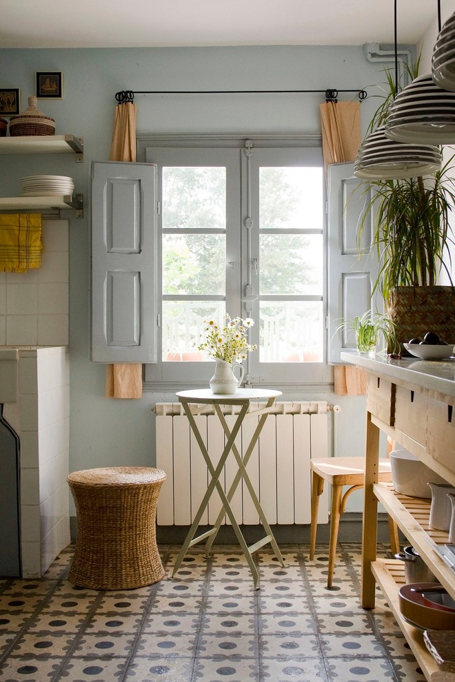 Kitchen - country kitchen idea in Madrid