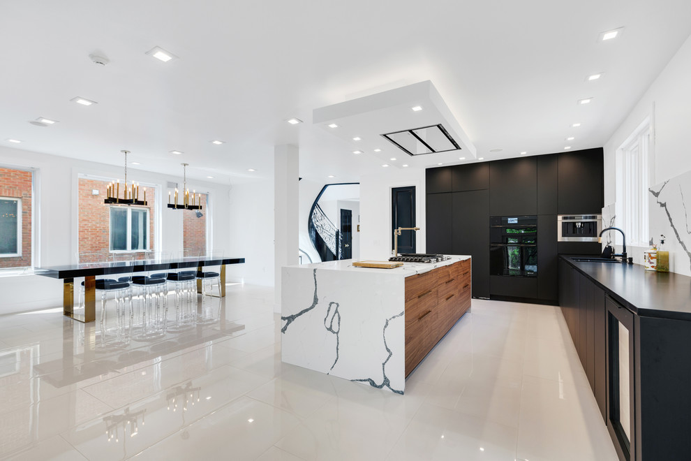 Foto di una cucina minimal con ante lisce, ante nere, top in quarzite, pavimento in marmo e pavimento bianco