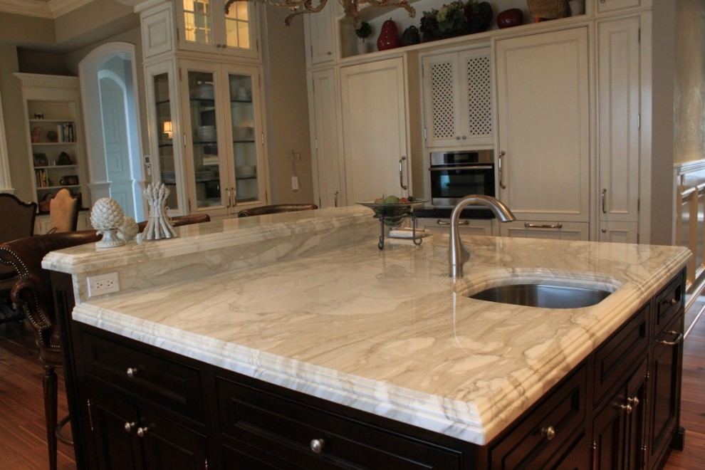 Example of a large classic eat-in kitchen design in New York with white backsplash, stone tile backsplash and an island