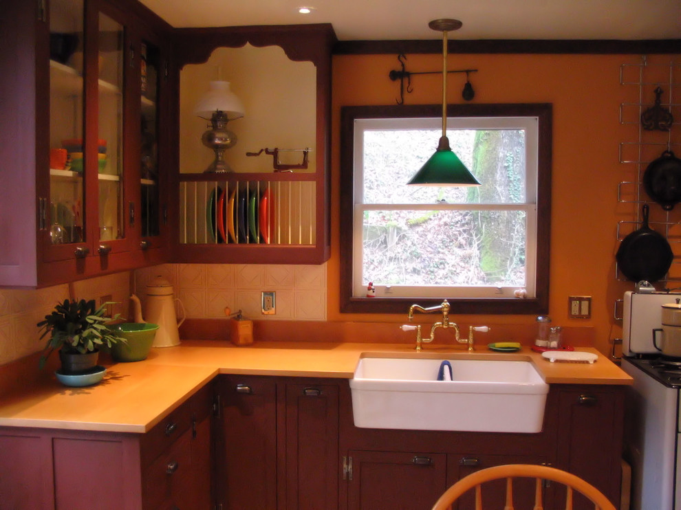 Idéer för ett litet lantligt kök, med en rustik diskho, luckor med infälld panel, skåp i mörkt trä, träbänkskiva, beige stänkskydd och vita vitvaror