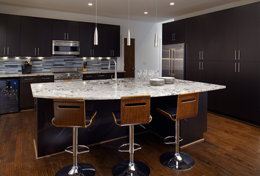 Moderne Küche mit flächenbündigen Schrankfronten, Küchengeräten aus Edelstahl, dunklen Holzschränken, bunter Rückwand und Rückwand aus Stäbchenfliesen in Atlanta