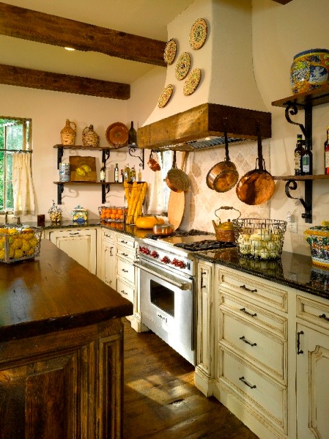 Foto på ett mellanstort rustikt kök, med en rustik diskho, luckor med upphöjd panel, granitbänkskiva, rostfria vitvaror, mellanmörkt trägolv och en köksö