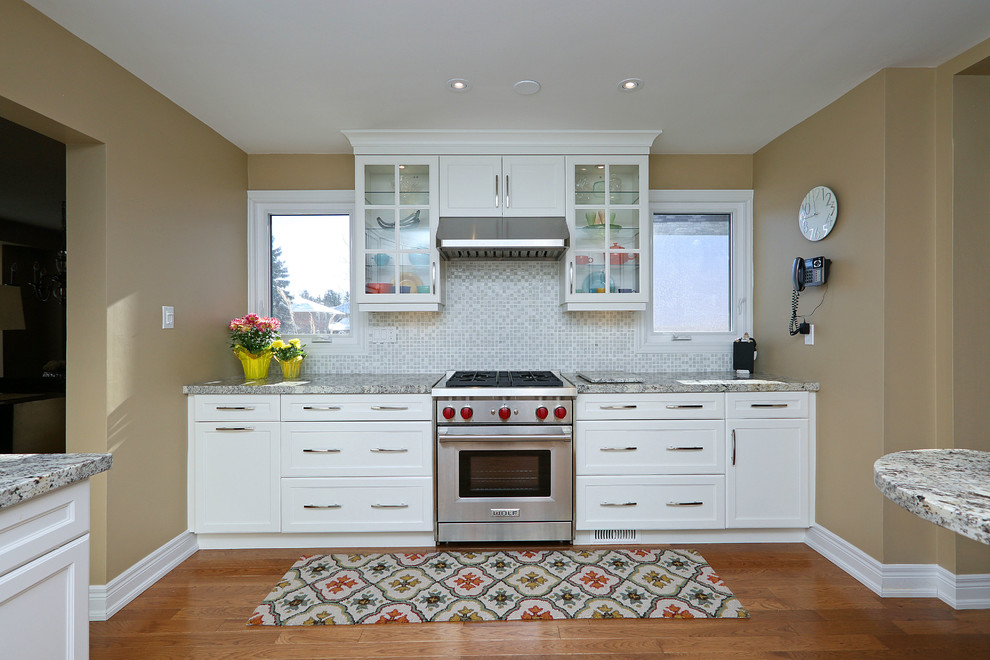 Immagine di una grande cucina con nessun'anta, ante bianche e top in laminato