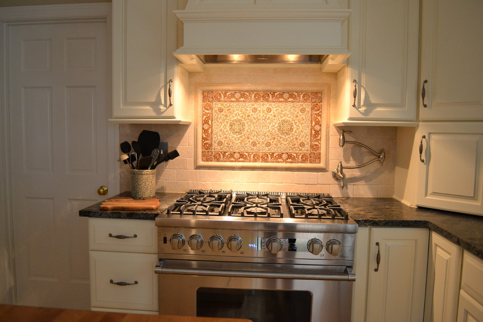 Idéer för ett klassiskt kök, med en undermonterad diskho, luckor med upphöjd panel, beige skåp, granitbänkskiva, beige stänkskydd, stänkskydd i stenkakel och rostfria vitvaror