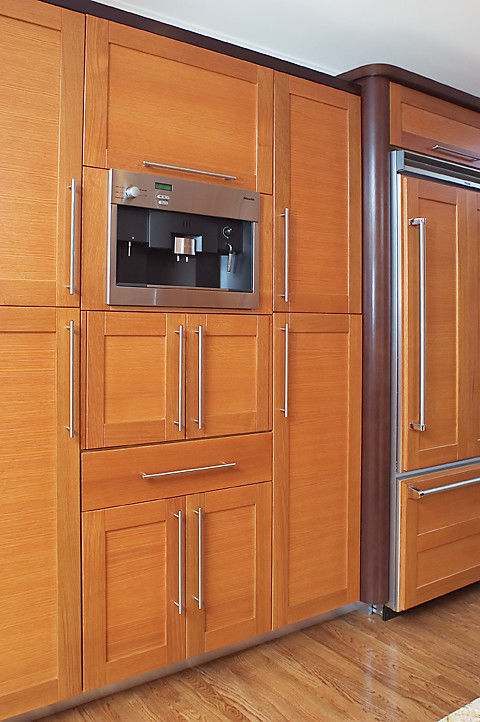 Bild på ett stort minimalistiskt kök, med luckor med infälld panel, skåp i ljust trä, rostfria vitvaror och en köksö