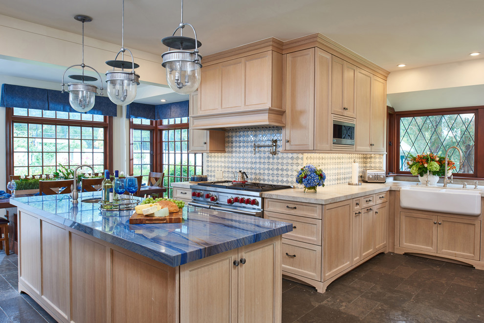 Idéer för att renovera ett vintage blå blått kök, med en rustik diskho, luckor med infälld panel, skåp i ljust trä, flerfärgad stänkskydd, rostfria vitvaror, en köksö och brunt golv