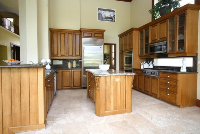 Foto på ett stort funkis kök, med en undermonterad diskho, luckor med upphöjd panel, vita skåp, bänkskiva i kvarts, vitt stänkskydd, stänkskydd i sten, rostfria vitvaror, marmorgolv, en köksö och beiget golv