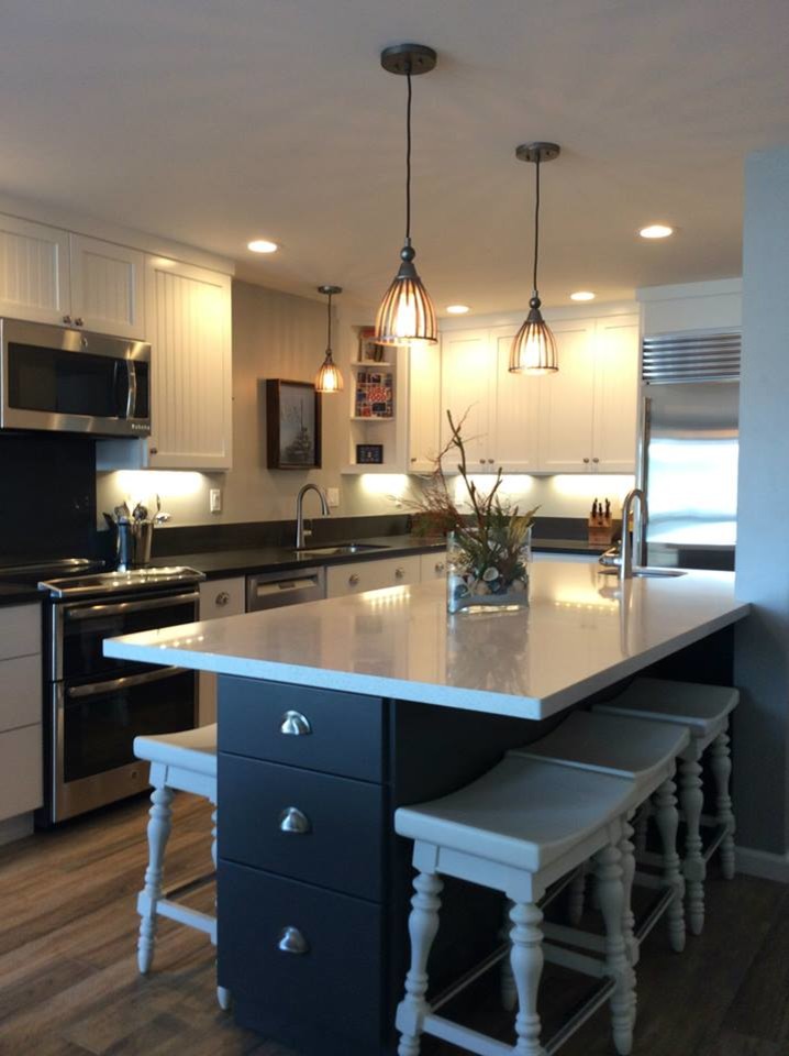 Foto di una cucina stile marino di medie dimensioni con ante in stile shaker, ante grigie, top in quarzo composito, paraspruzzi grigio e pavimento in gres porcellanato