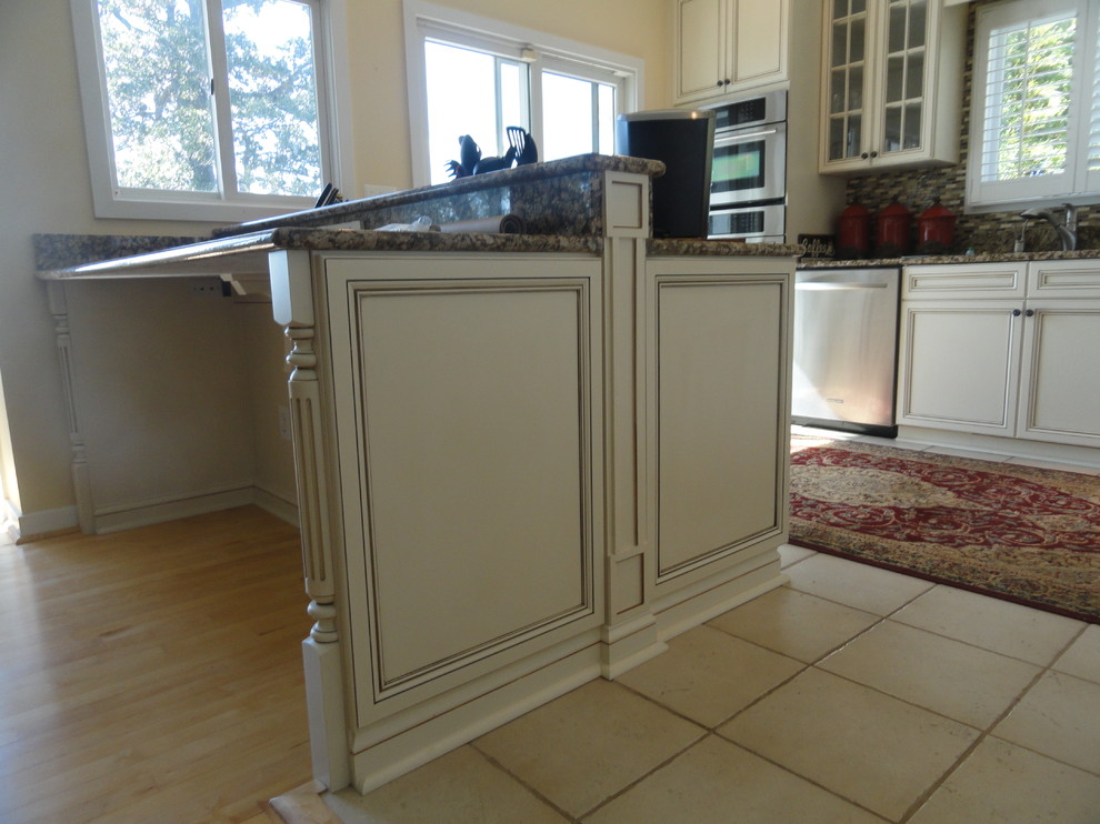 Bild på ett mellanstort funkis kök, med en dubbel diskho, skåp i shakerstil, beige skåp, granitbänkskiva, flerfärgad stänkskydd, stänkskydd i stickkakel, rostfria vitvaror, klinkergolv i keramik och en halv köksö