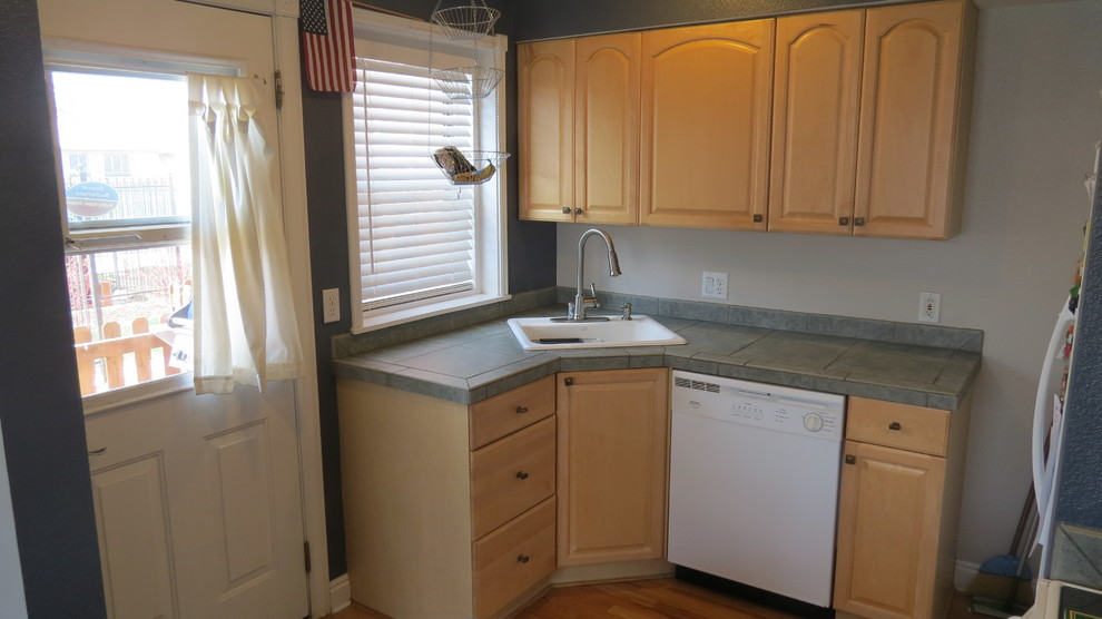 Example of a classic l-shaped eat-in kitchen design in Denver