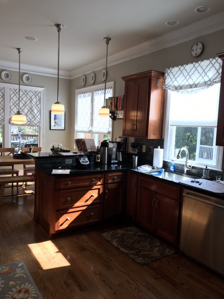Idéer för att renovera ett stort vintage vit vitt kök, med en enkel diskho, skåp i shakerstil, vita skåp, bänkskiva i kvartsit, vitt stänkskydd, rostfria vitvaror, mellanmörkt trägolv, en köksö och brunt golv