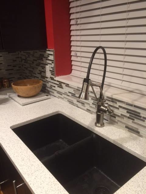 Foto di una cucina design con lavello sottopiano e elettrodomestici in acciaio inossidabile