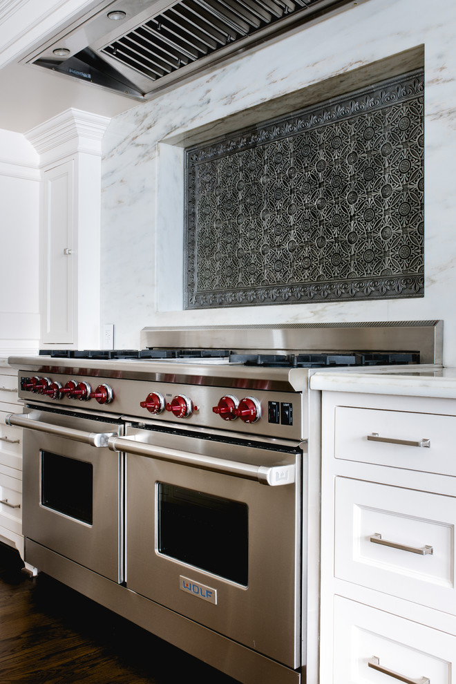 Idéer för att renovera ett stort vintage grå linjärt grått kök, med luckor med infälld panel, vita skåp, marmorbänkskiva, grått stänkskydd, stänkskydd i metallkakel, rostfria vitvaror, mörkt trägolv och brunt golv
