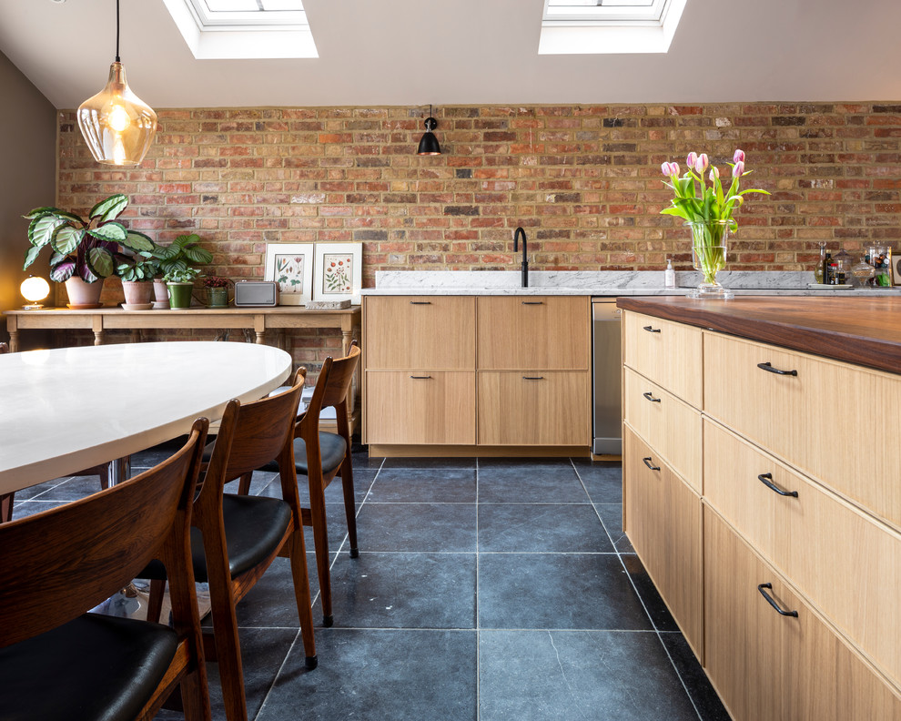 Klassische Küche mit Kalkstein und blauem Boden in Berkshire