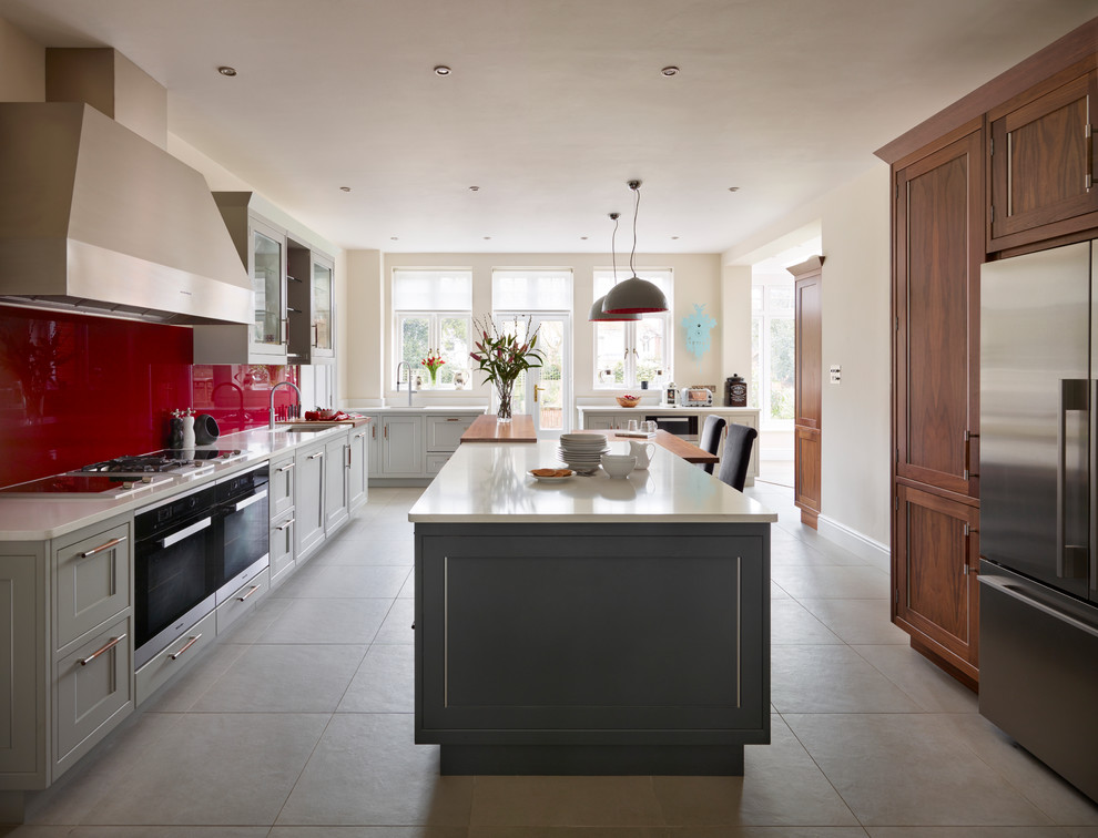 Exempel på ett stort klassiskt kök och matrum, med bänkskiva i kvartsit, rött stänkskydd, glaspanel som stänkskydd, svarta vitvaror, en köksö och grå skåp