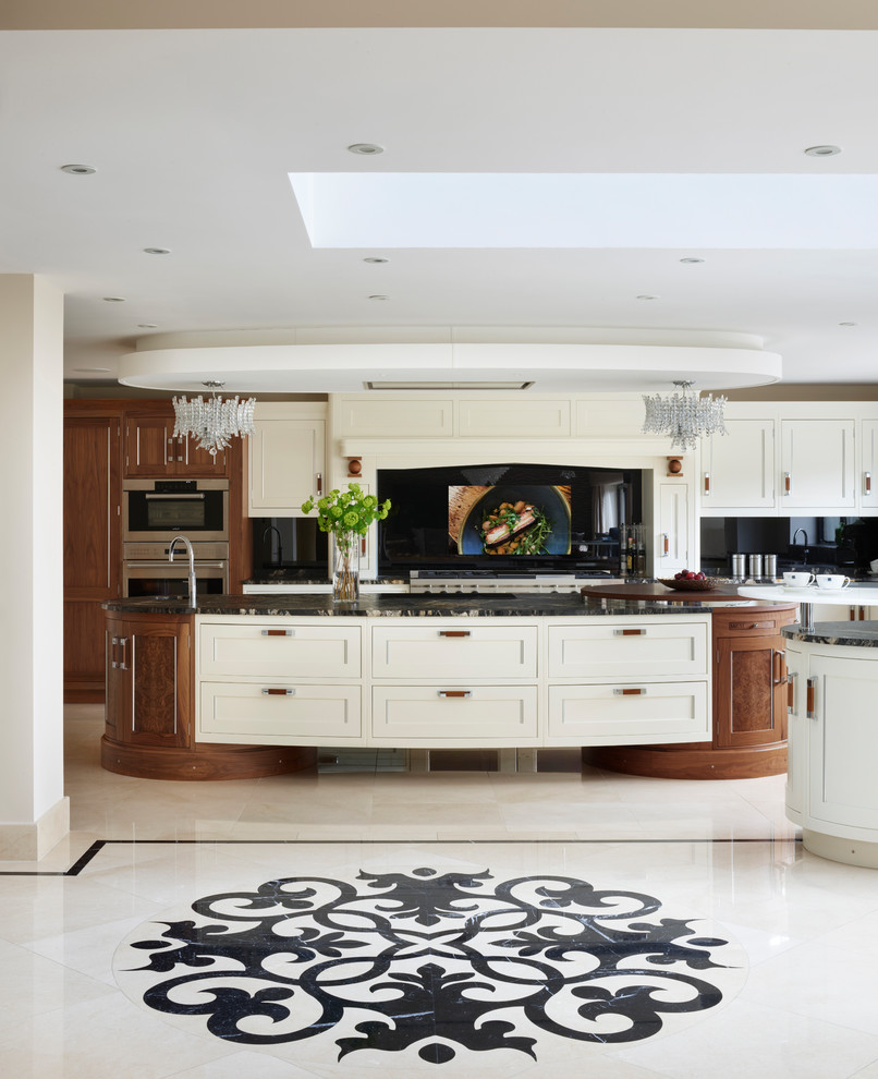 ロンドンにある巨大なコンテンポラリースタイルのおしゃれなキッチン (御影石カウンター、黒いキッチンパネル、ガラス板のキッチンパネル、シルバーの調理設備) の写真