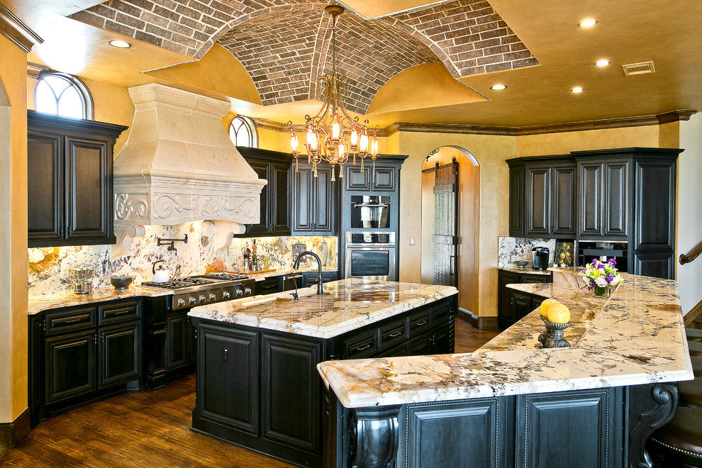 Mediterrane Küche mit Granit-Arbeitsplatte in Houston