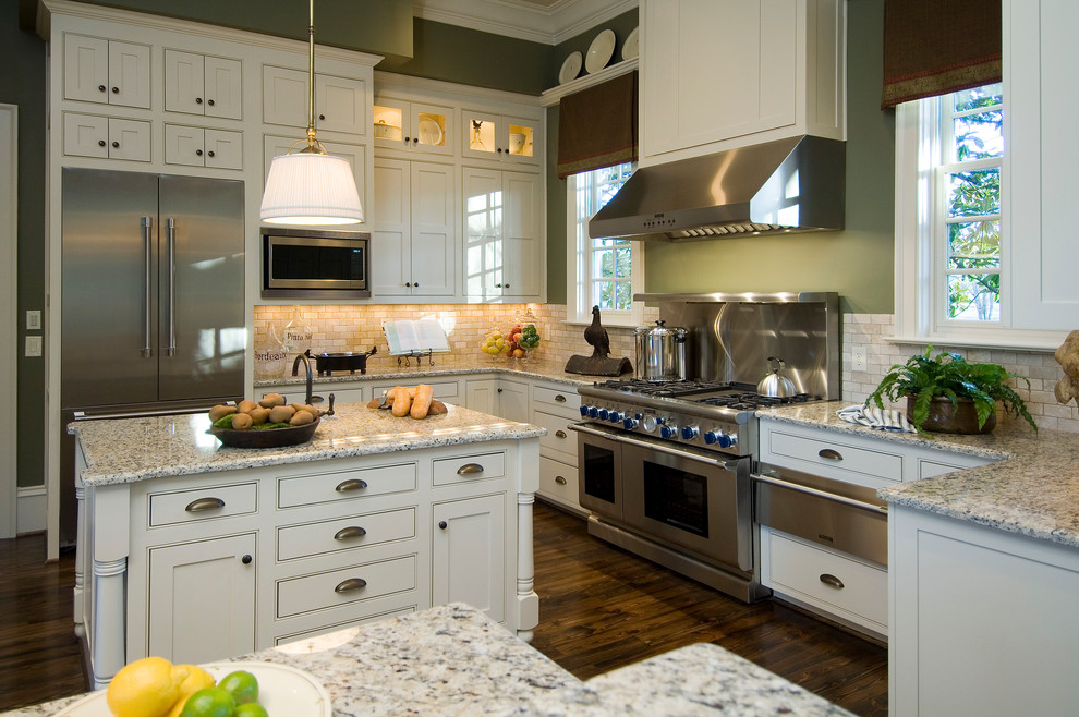 Exemple d'une cuisine chic en U avec un placard à porte affleurante, des portes de placard beiges et un plan de travail en granite.